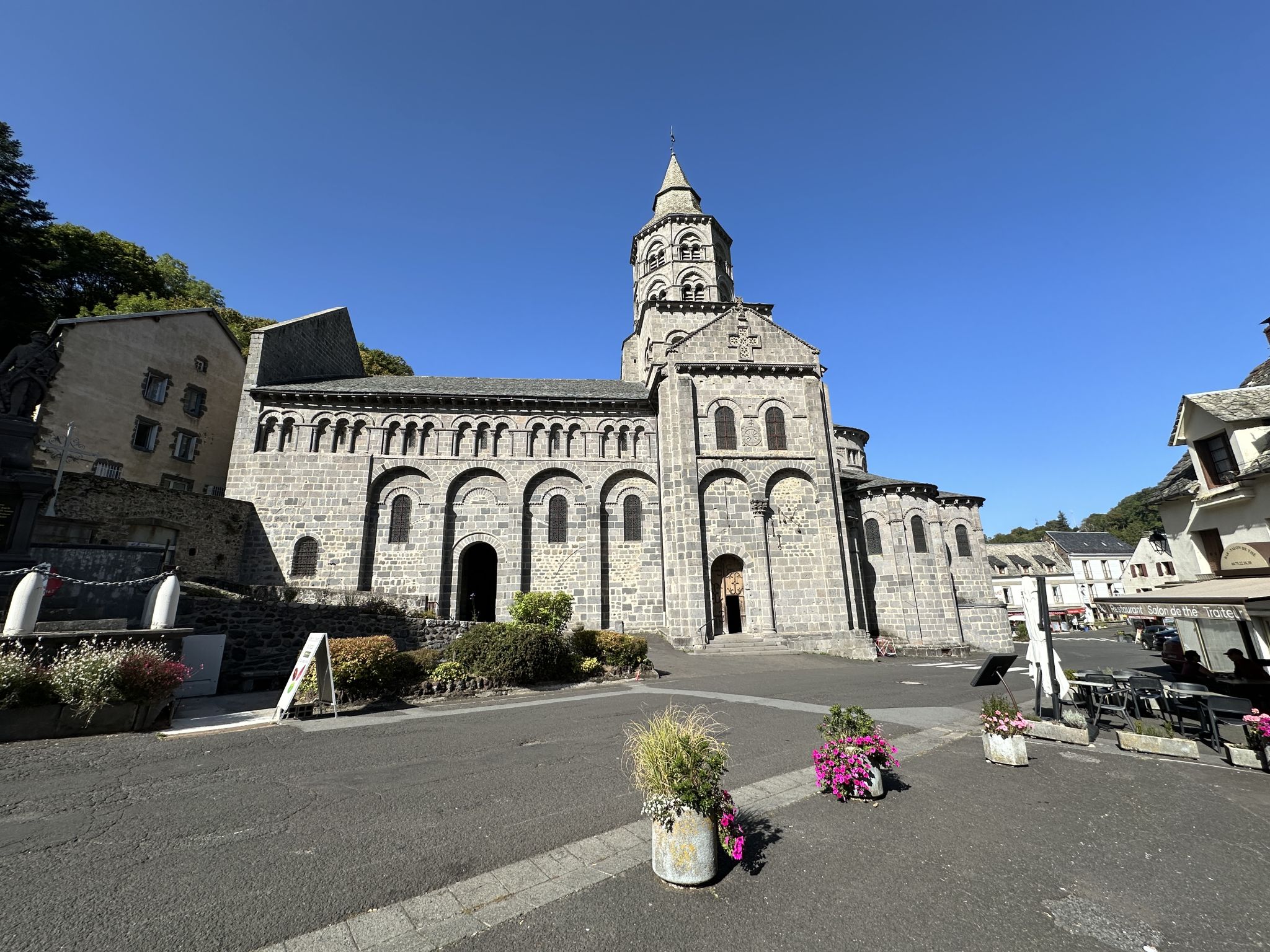 La Basilique Notre-Dame d’Orcival : Un Joyau Roman d’Auvergne